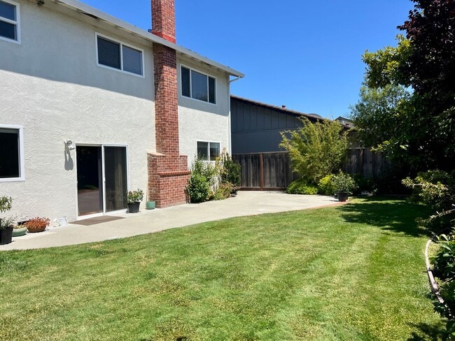 Building Photo - Largest of the very popular Kay floor plan...