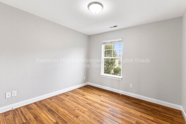 Building Photo - 611 Vero St