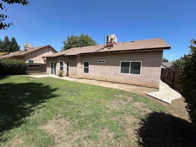 Building Photo - 3 Bedroom 2 bathroom home on NE Visalia cu...