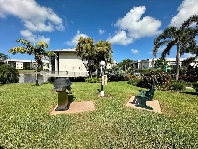 Building Photo - 788 Park Shore Dr