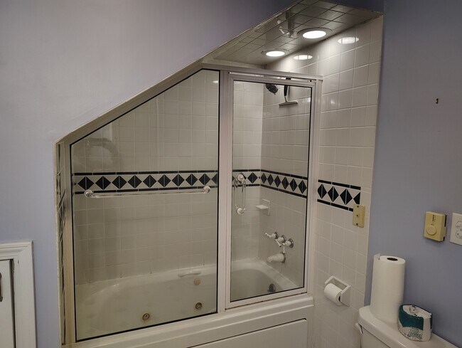 Building Photo - 186 Westfield Rd