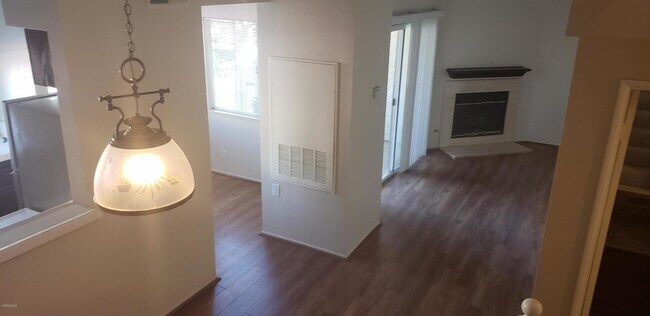 Building Photo - Beautiful 2 Bedroom, 2.5 Bath Townhome in ...