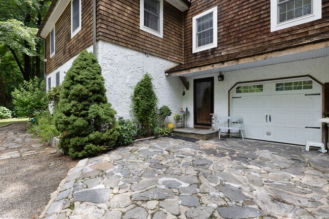 Building Photo - 19 Gaylord Dr N