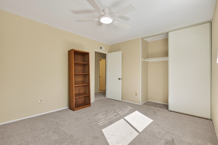 Building Photo - 13962 Barrymore St