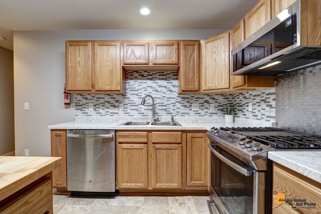 Building Photo - Amberwood Park: Homey Townhouse with Fence...