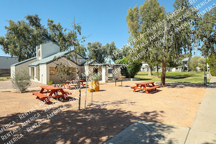 Building Photo - 3716 E University Dr