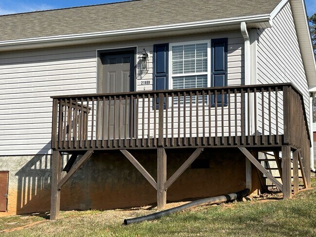 Building Photo - Candler - Recently Renovated Apt Ready for Occupancy!