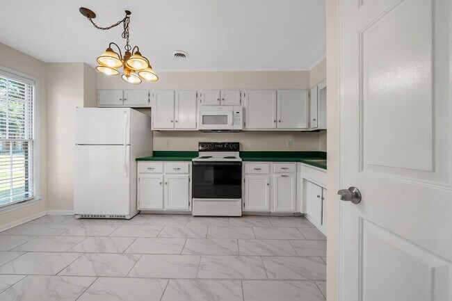 Building Photo - 2 Bedroom Condo For Rent Near Memorial Drive!