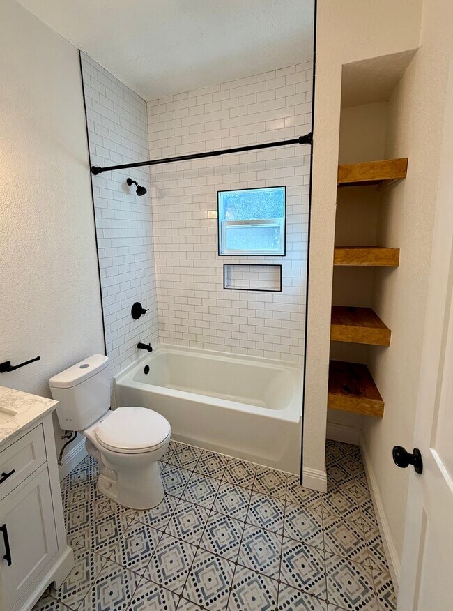 Building Photo - 2 bedroom 1 bathroom duplex in Tampa Heights