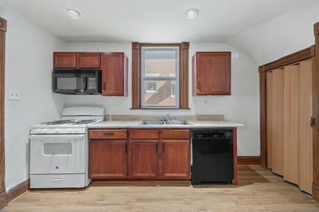 Building Photo - CHEVIOT:  Adorable 2+ bed 1.5 bath 2 story w 2 car garage