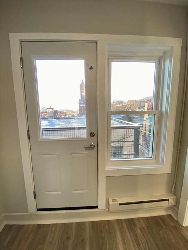 Building Photo - Available August 1st - 2 Bed 1 Bath, Bonus...