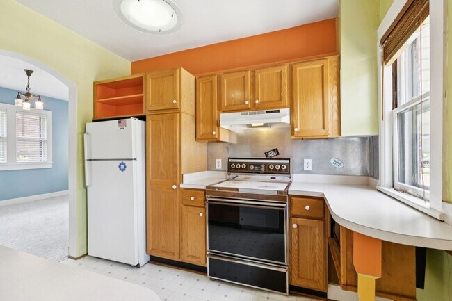 Building Photo - 1604 17th Ave S