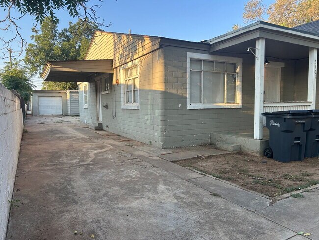 Building Photo - Charming 3-Bedroom Home with 2 Baths in th...