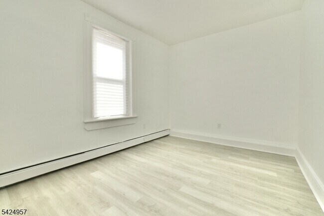 Building Photo - 11 Howard Pl