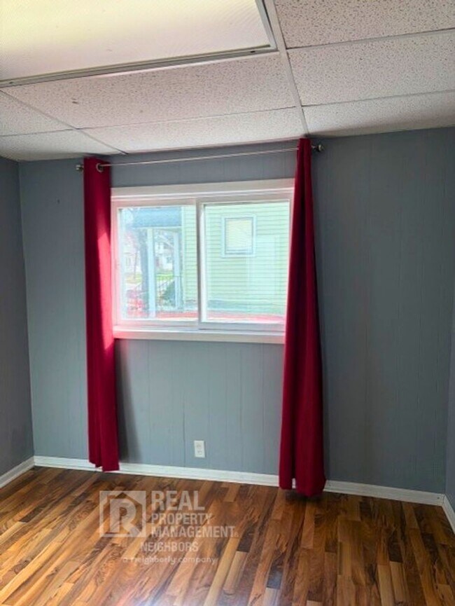 Building Photo - Welcome to Spacious 4 Bedroom, 1 Bathroom Holland Home