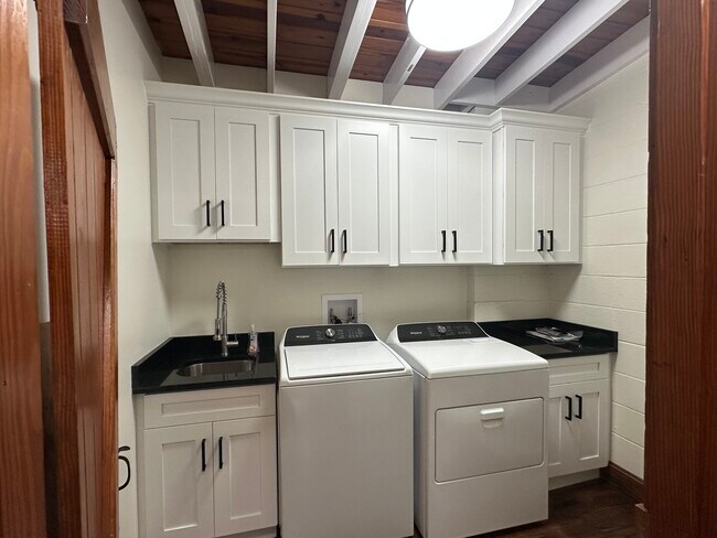 Building Photo - 693 Chestnut St