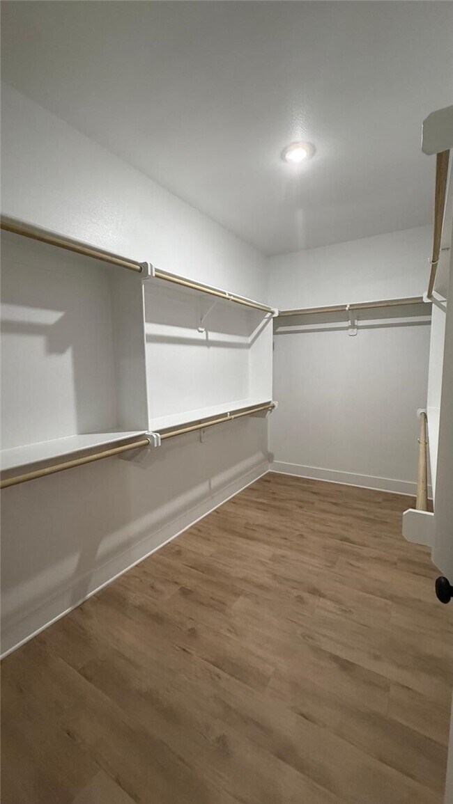 Building Photo - 2330 Longfellow Dr