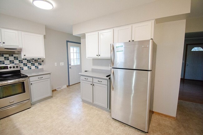 Building Photo - 3bed 2bath Available For Rent in Easy Access Area!