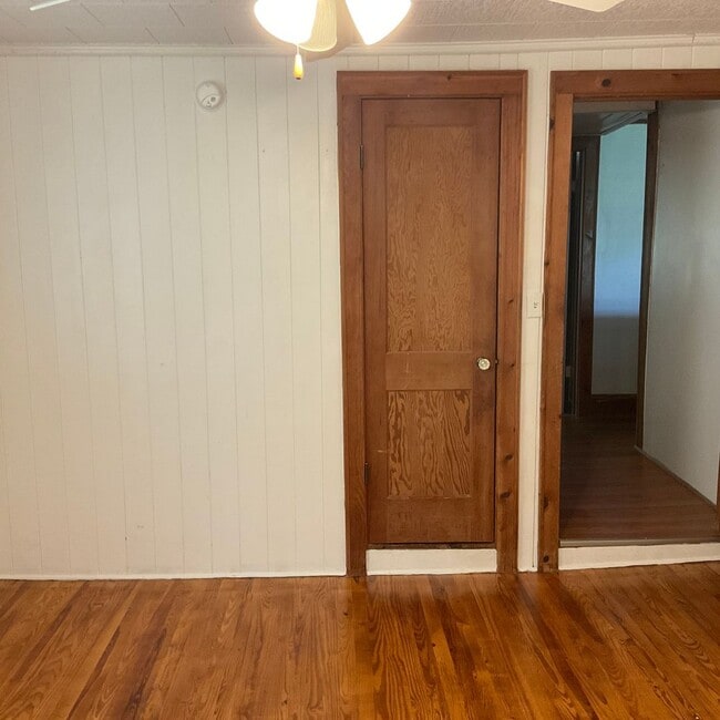 Building Photo - Farm house with 3 bedrooms, 1 1/2 baths