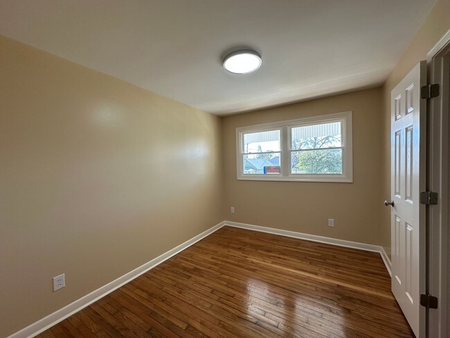 Building Photo - Renovated 3 Bed 1 Bath House