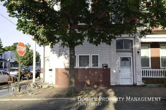 Building Photo - 301 S Pine St