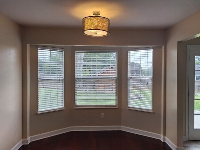Building Photo - Convenient location to interstate in North...