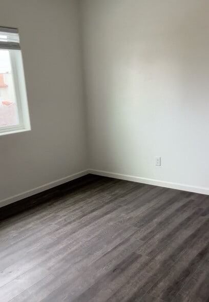 Building Photo - 471 E Newlove Dr