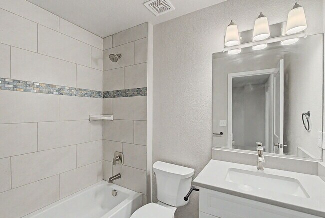 Building Photo - 3 bedroom - Date St