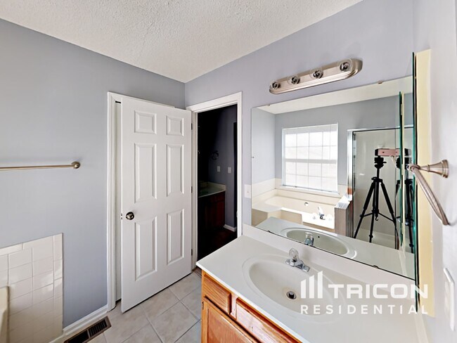 Building Photo - 2906 Laurel Wood Dr