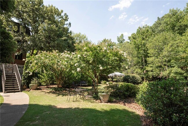 Building Photo - 25309 Plantation Dr NE