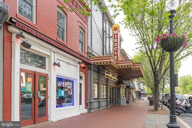 Building Photo - 711 G St SE