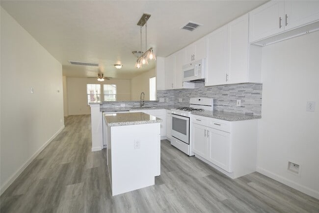 Building Photo - 6145 Settlers Square Ln