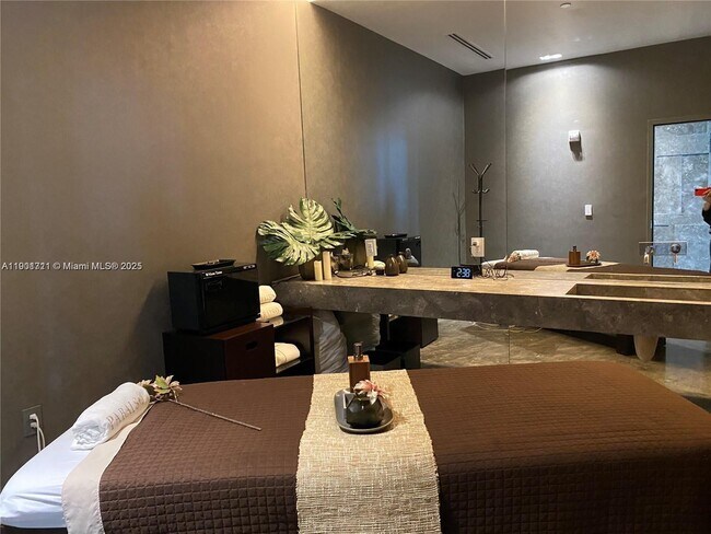 Building Photo - 650 NE 32nd St