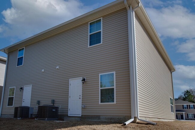 Building Photo - 2202 Cedarbrook Ct