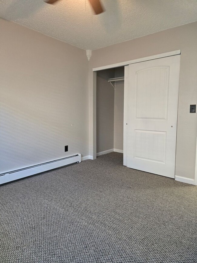 Building Photo - Cute end unit townhome 3-bedroom 2 baths in Thornton.