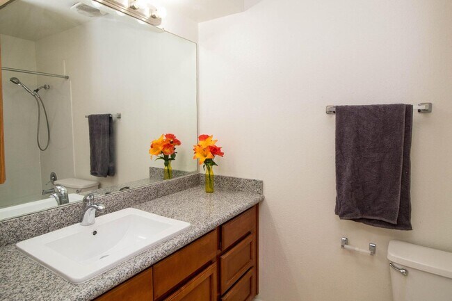 Building Photo - Amazing condo is now available in heart of Glendale $1550.00