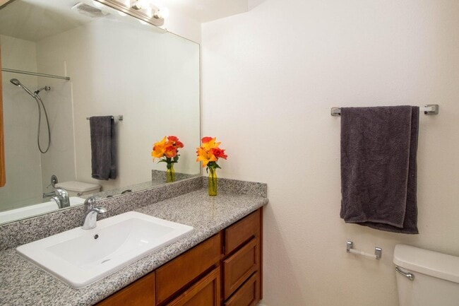 Building Photo - Amazing home is now available in heart of Glendale/ Utilities included only $1550.00