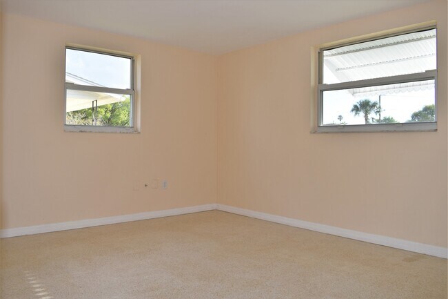 Building Photo - 2 Bedroom 1.5 Bath
