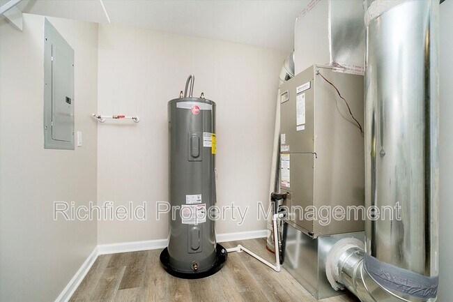 Building Photo - 2340 Columbia Ave