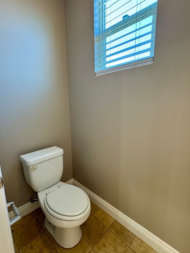 Building Photo - 3 Bed 2.5 Bath plus extra room Townhouse Style Condo / Attached 2 Car Garage