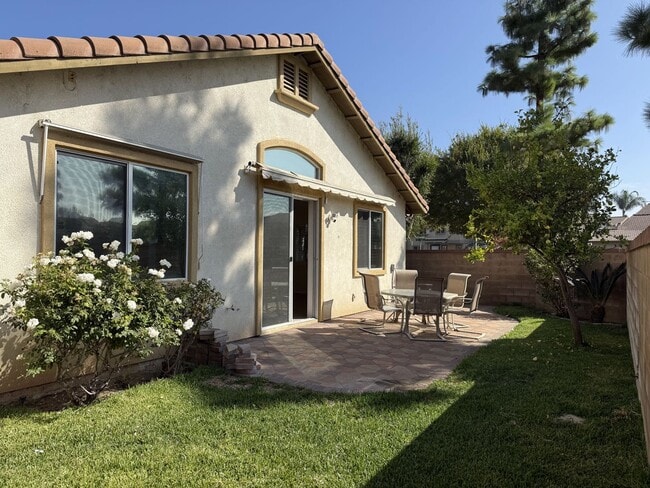 Building Photo - Spacious single story 2-bed with an office for rent