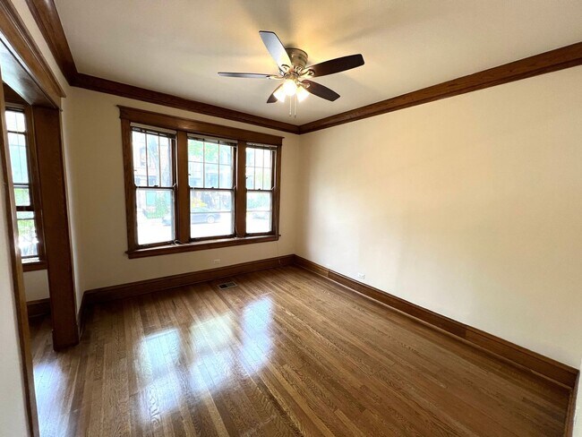 Building Photo - Stunning updated Wrigleyville 4-bed, 3-bath duplex featuring a modern kitchen, renovated baths & ...