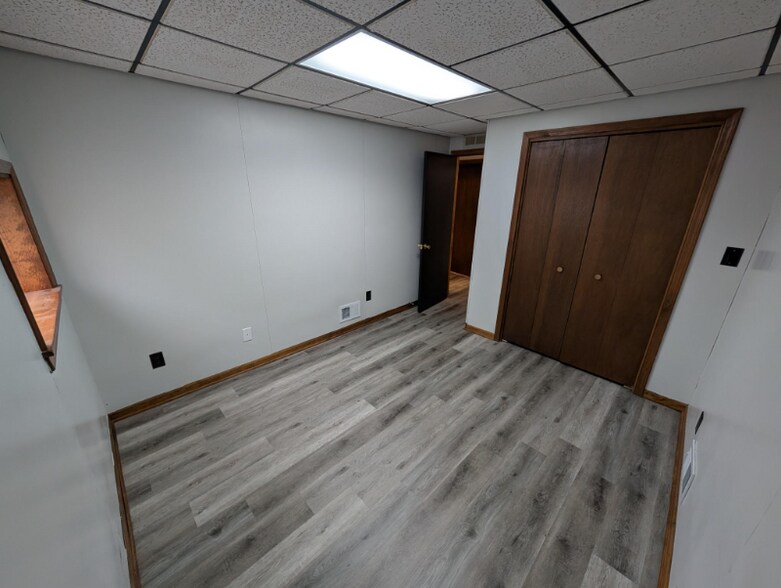 Building Photo - 209 W Oak St