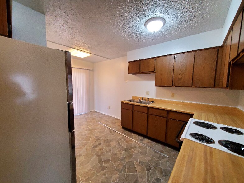 Building Photo - 515 S Mt Carmel St