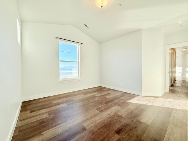 Building Photo - Gorgeous Condo in Vineyard!