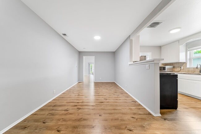 Building Photo - 4/Bed, 4/Bath Home with Parking, Washer/ Dryer and Spa, Close to Chapman University/ Orange Circle