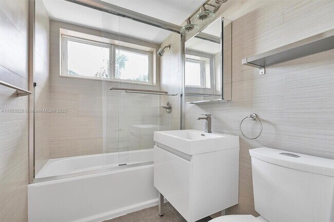 Building Photo - 1481 NE 104th St