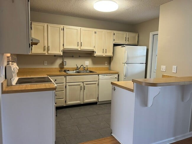Building Photo - 1514 Manor Dr NE