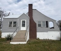 Building Photo - Clean, Cozy Home!