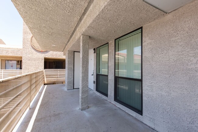 Building Photo - Completely remodeled studio unit overlooki...
